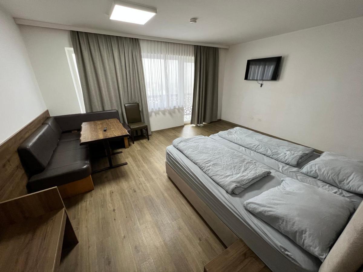 F 24h Check-in Hotel