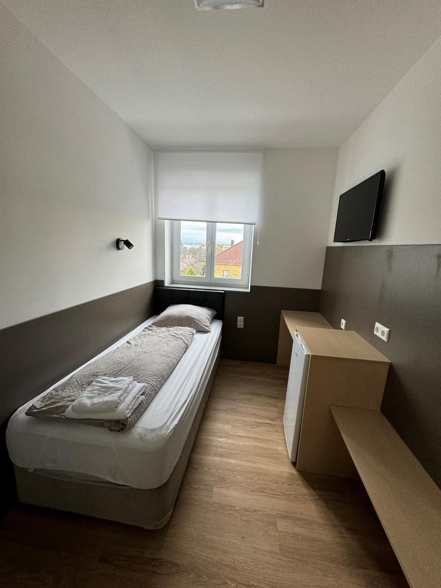 F 24h Check-in Hotel *