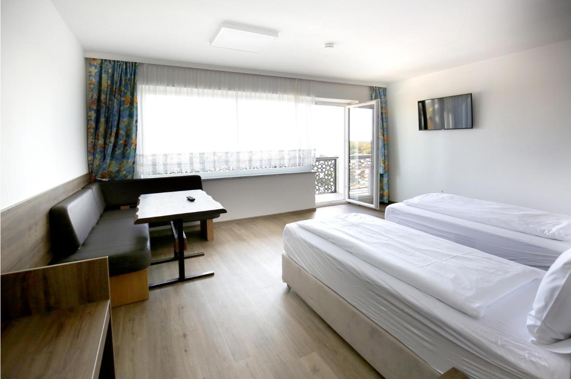 F 24h Check-in Hotel