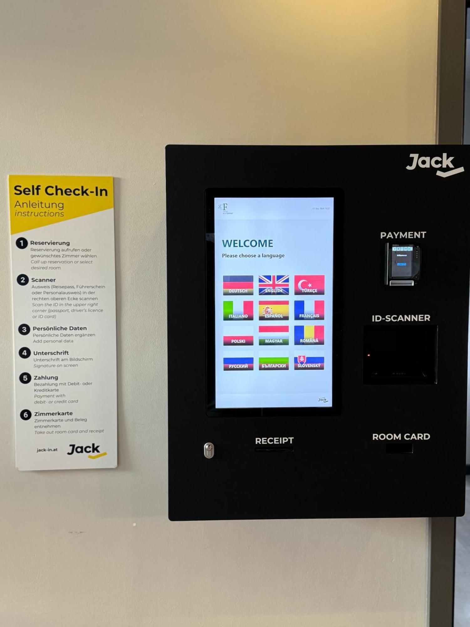 F 24h Check-in Hotel