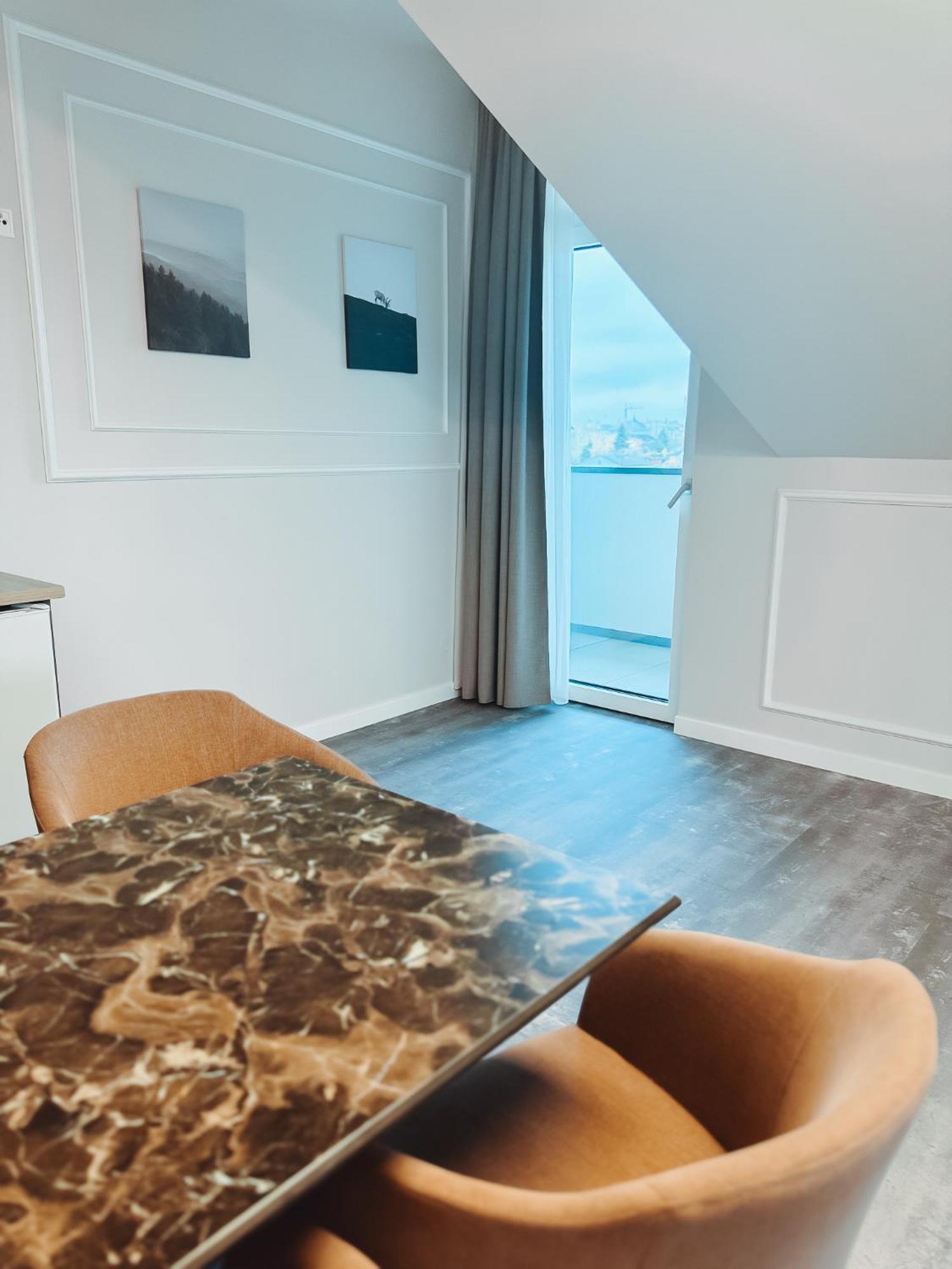 F 24h Check-in Hotel