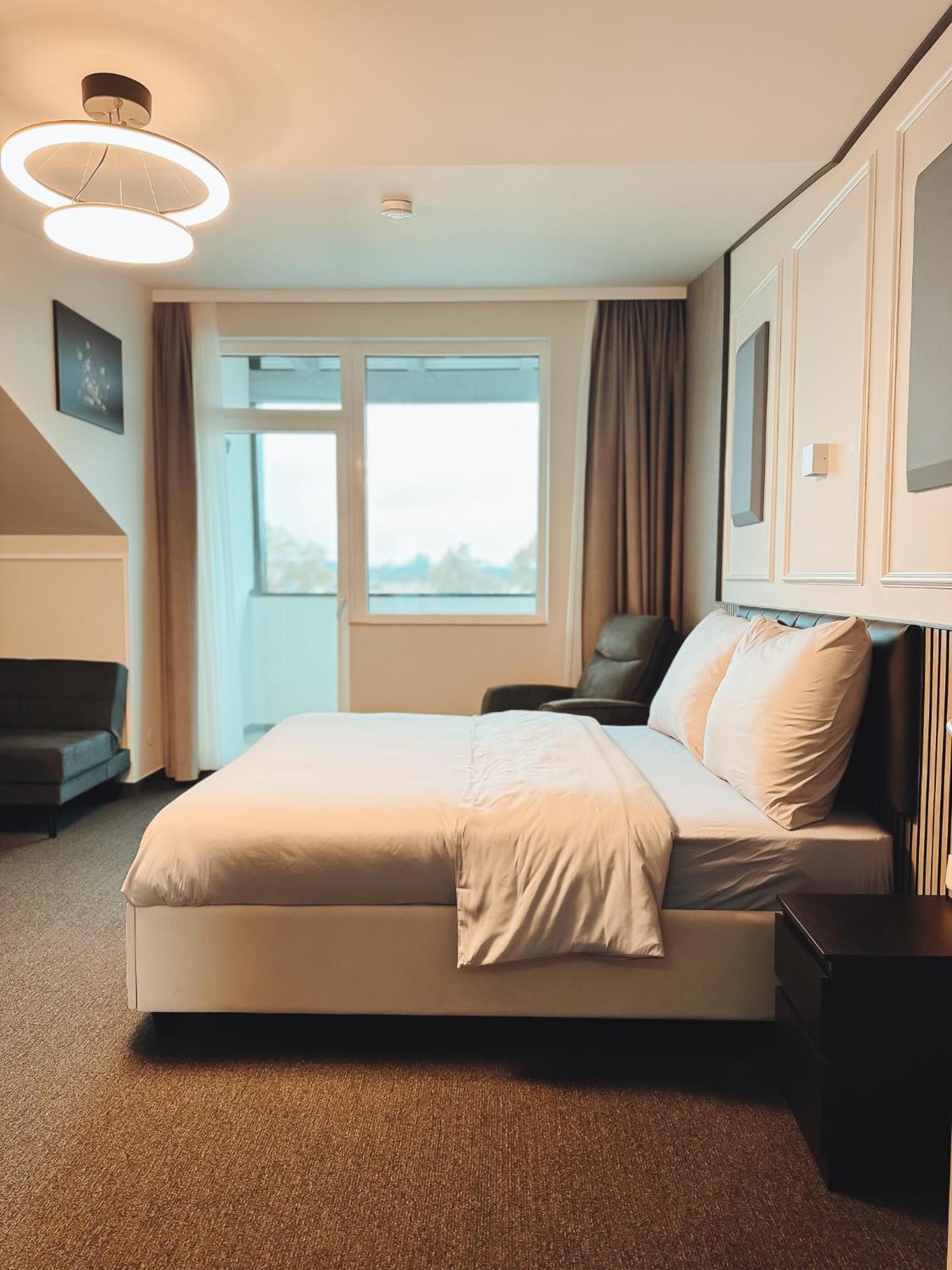 F 24h Check-in Hotel