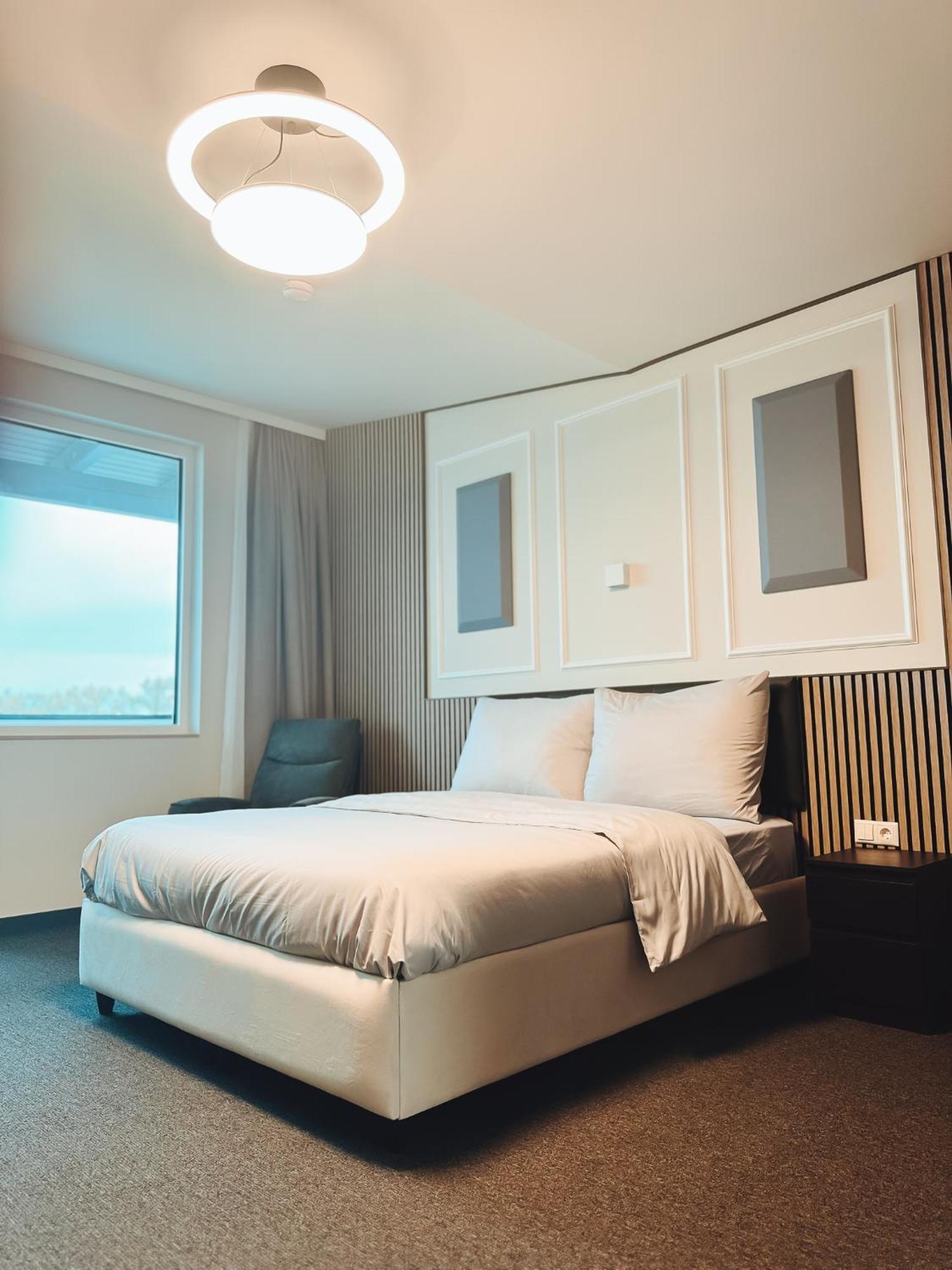 F 24h Check-in Hotel *