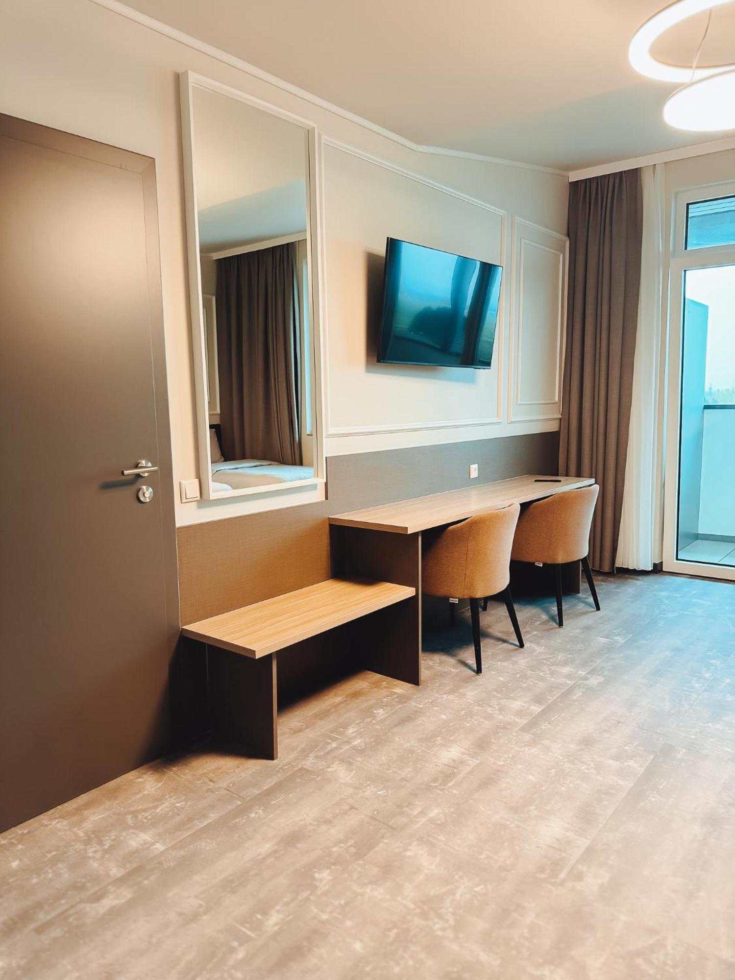 F 24h Check-in Hotel *