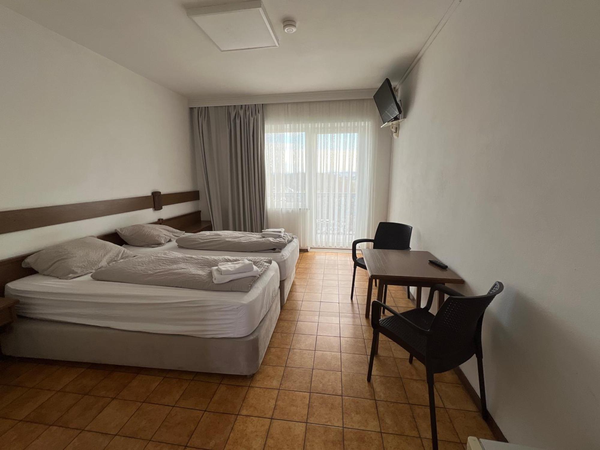 F 24h Check-in Hotel *