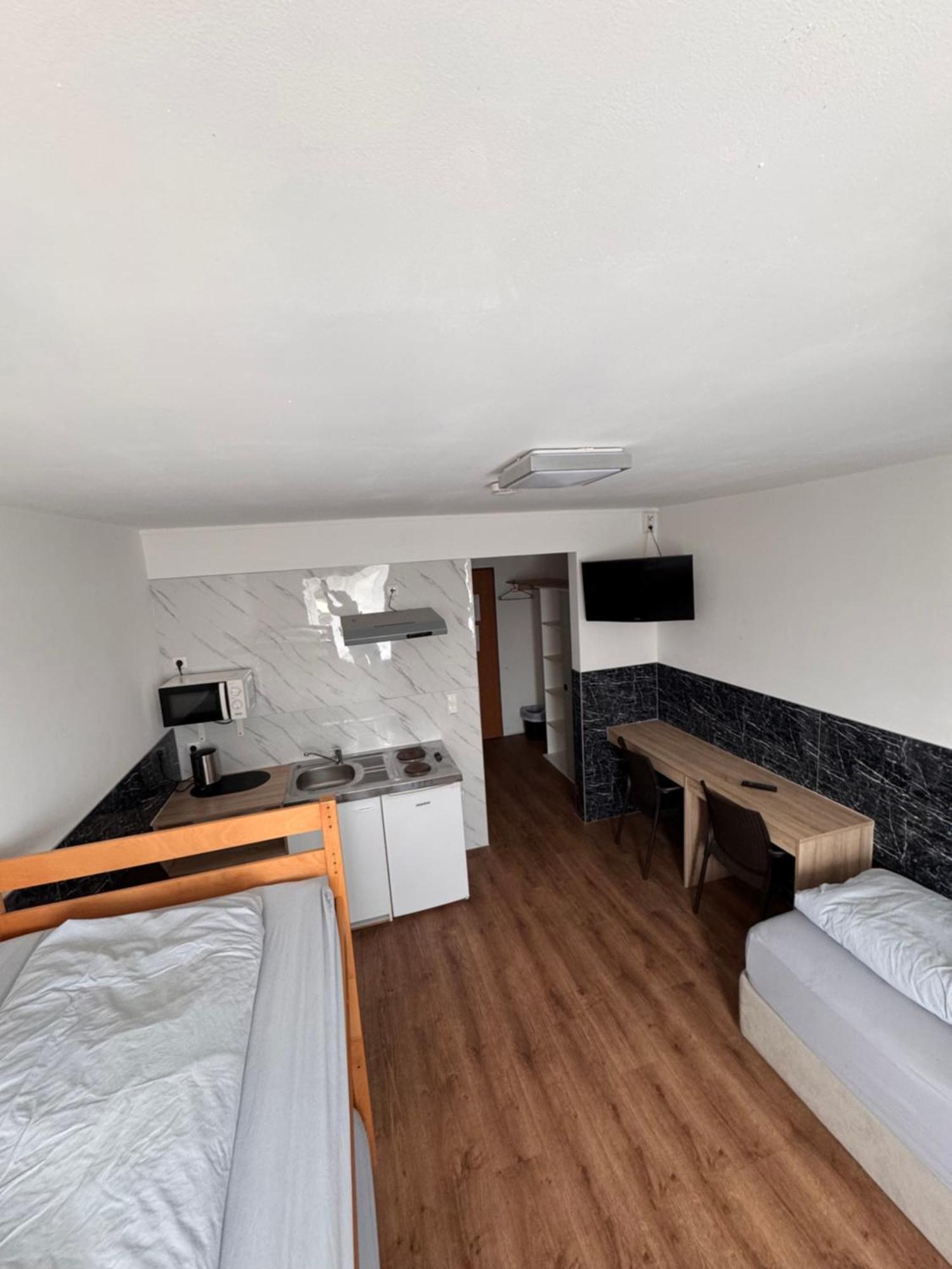 F 24h Check-in Hotel *