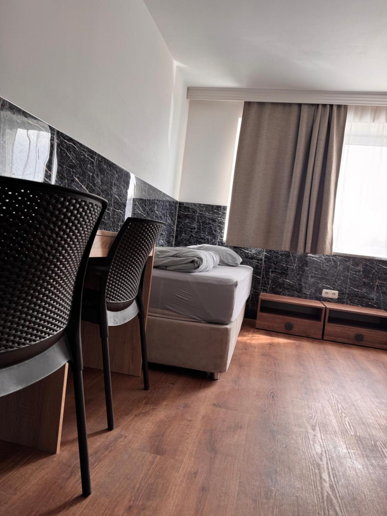 F 24h Check-in Hotel