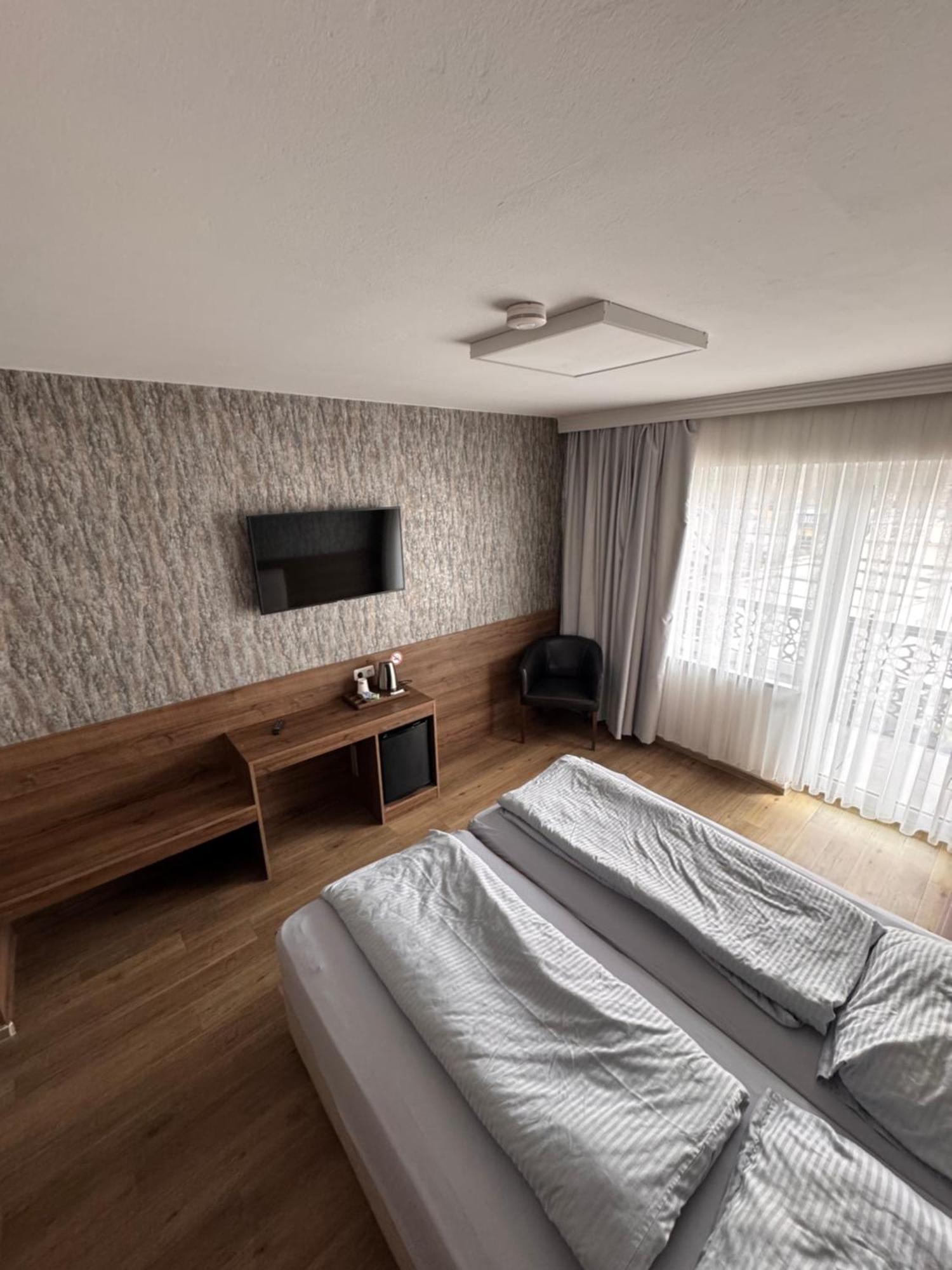 F 24h Check-in Hotel *