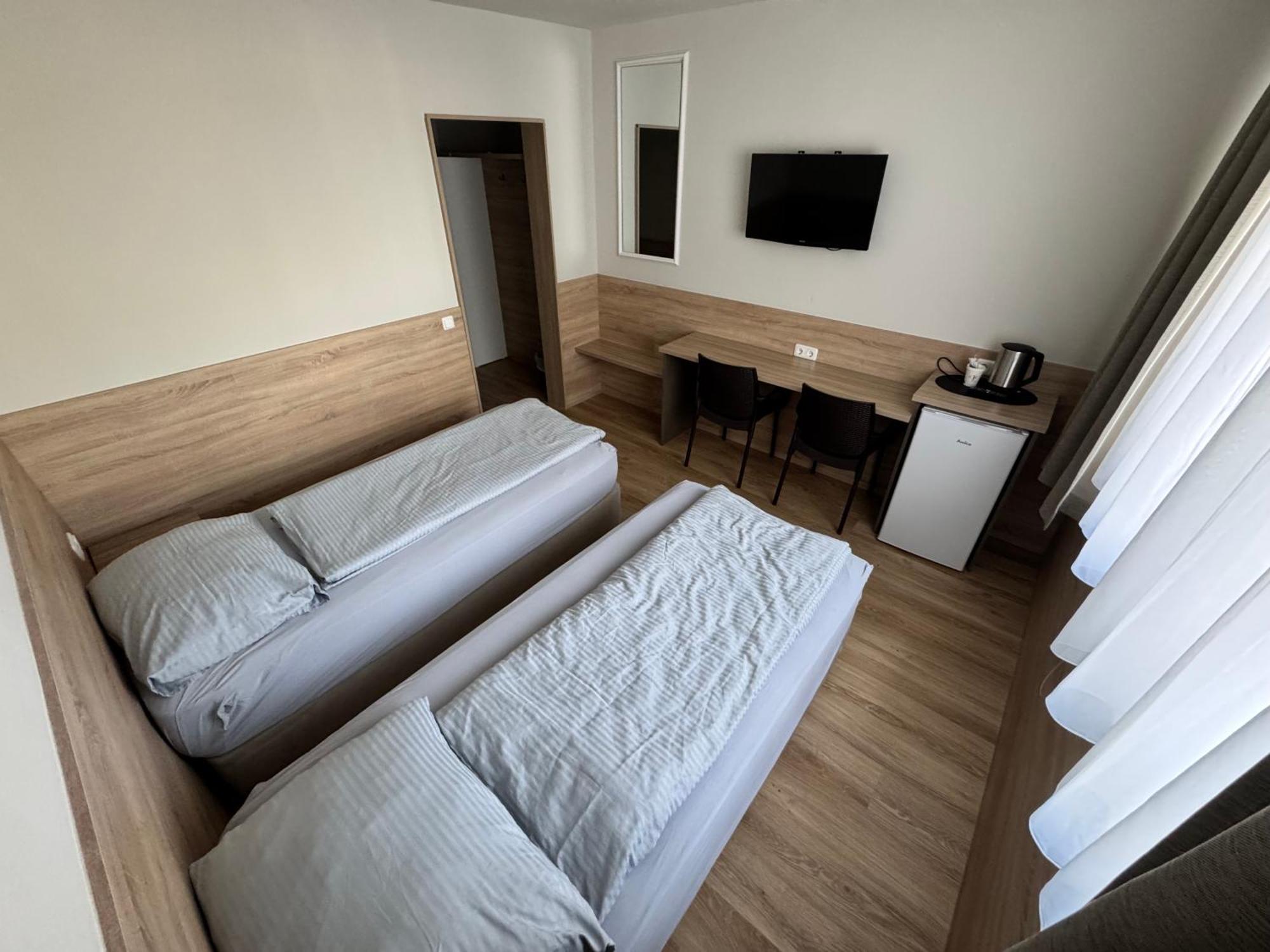 F 24h Check-in Hotel